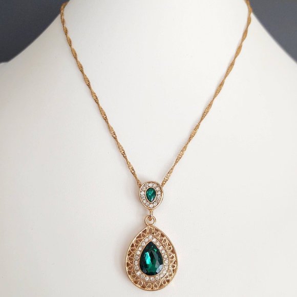 Jewelry - Ornate faux emerald and rhinestone gold pendant necklace